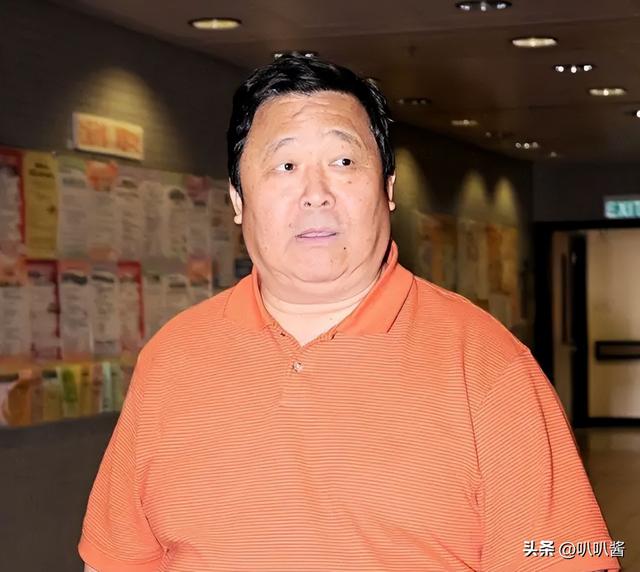 出名后出轨保姆，气死原配，如今77岁的他晚景凄凉，子女与其割席