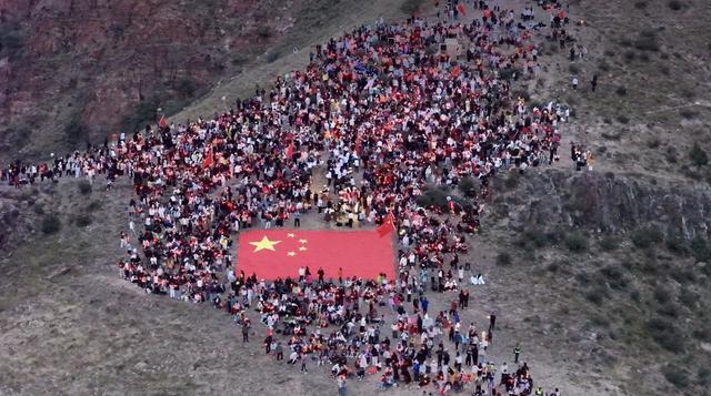 贺兰山滚钟口：游客在阅山河中歌唱祖国