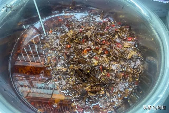 傍晚偶遇社区边的小小美食街,好几个摊位前都排着长队