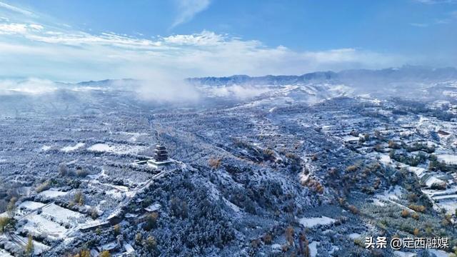 深秋定西，初雪悄然缀山河
