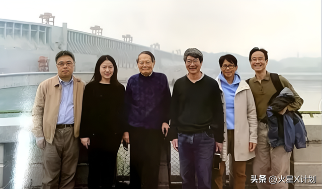 18年，杨振宁儿女从美国来看望父亲与翁帆，一家人在三峡其乐融融