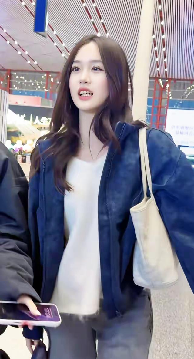 钟丽缇女儿才15岁就美成这样，本人比网上还好看，脸超级小又精致