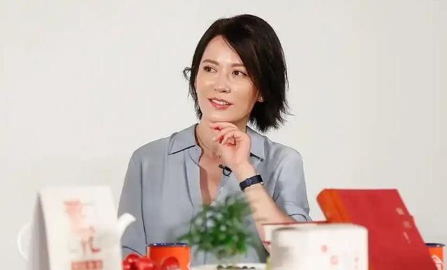 至今未婚未育，身边却有男人陪了近20年！54岁的她才是人间通透