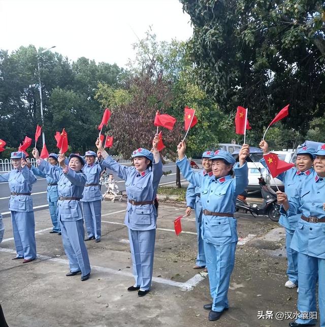 志愿欢歌庆双节，文化飘香满襄阳