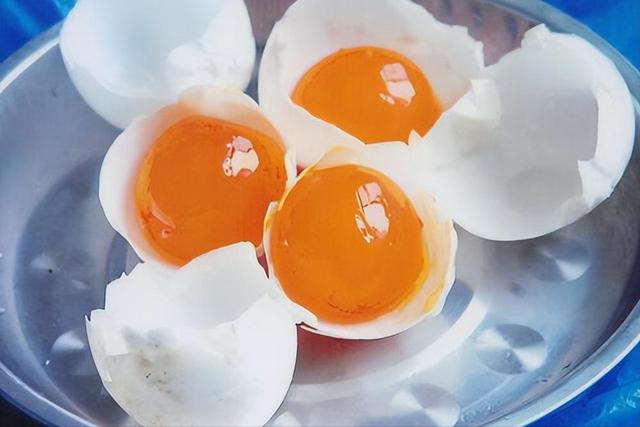 花生是高血压“催化剂	”?提醒:若不想血压失控	，远离“1白2黄”