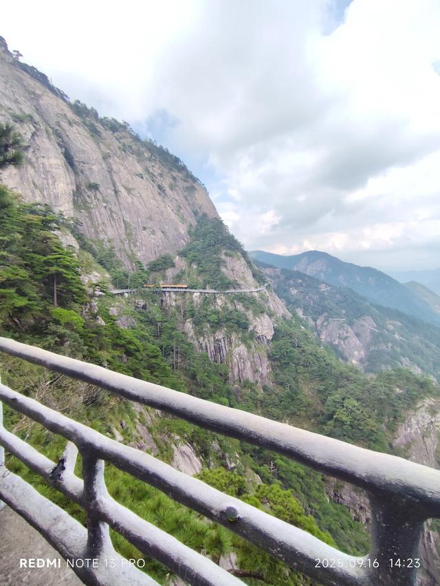 看明堂山⛰️万米高空玻璃栈道！悬崖天路！人间仙境！