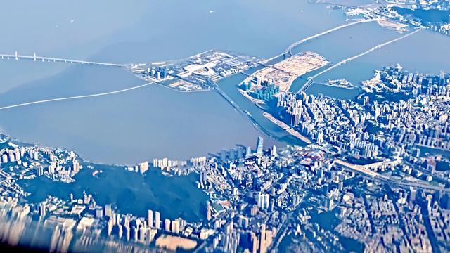 从飞机窗外高空俯瞰深圳和珠海，真的太漂亮了！