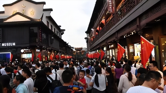 8天8.88亿人挤景区晒拥挤，反倒是宅家追剧，收获大多数网友共鸣