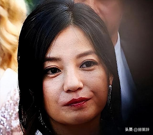 不顾形象亲日辱华	，野心勃勃的赵薇露出真面目后，如今下场有多惨