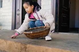 没有妈妈和奶奶，和爷爷相依为命，11岁女孩每天站门口盼爸爸回家图片