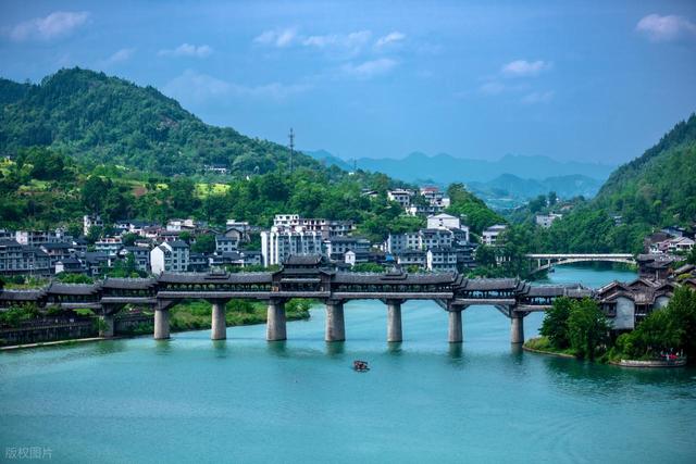 重庆与贵州湖北三省交界有座小城，峡秀水清，让李白都流连忘返