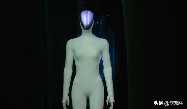 机器人里藏真人？小鹏现场“扒皮”澄清，女性设计引“擦边”争议