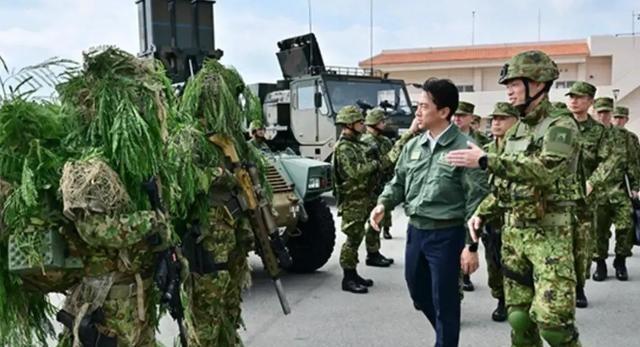 拖了38天，高市早苗对中国统一方式，首次作出回应，中方：没资格