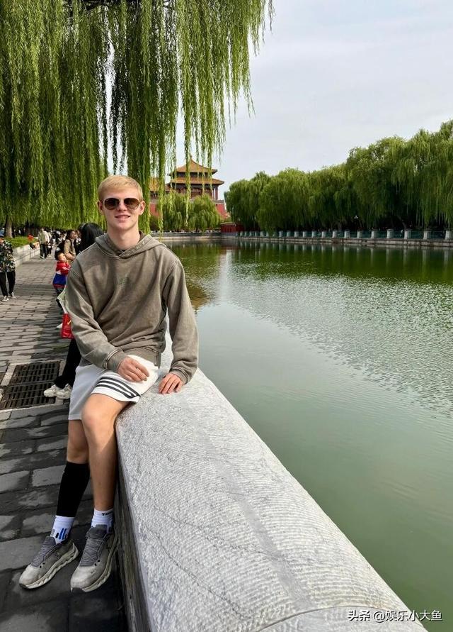 勒布伦和父亲队医中秋节打卡了故宫天坛，和父亲露肩合影好幸福