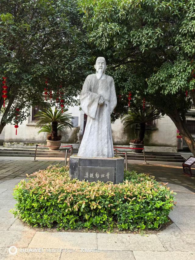 腾龙阁望汉江浩渺苍茫，古城头看襄阳心越千年。