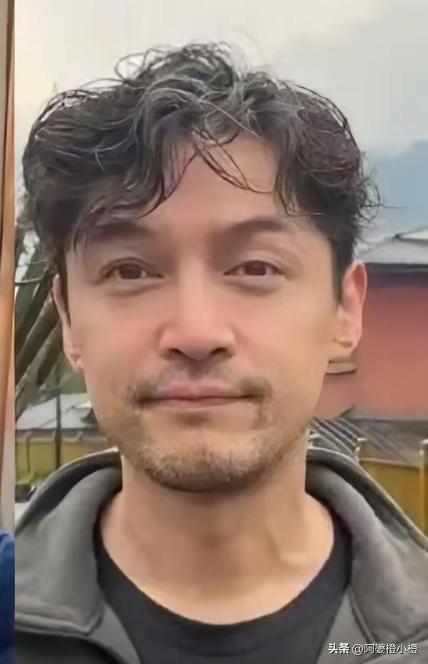 胡歌上海买房被偶遇，头顶秃了一大片	，老婆黄曦宁陪同，长相普通
