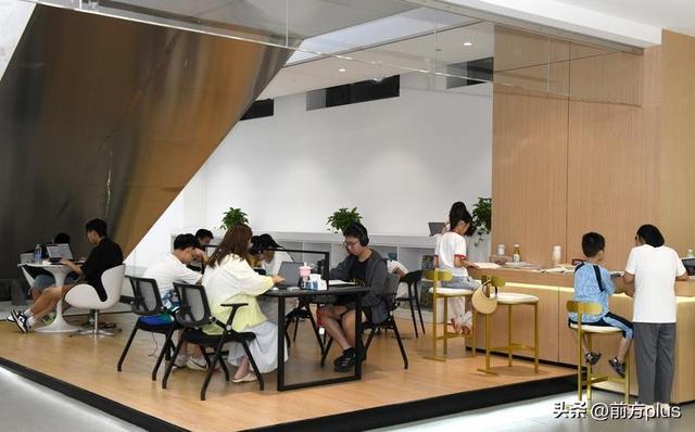 西安经开区文化艺术中心成市民“充电”纳凉好去处
