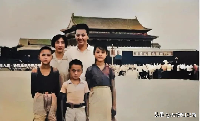 李鹏总理儿媳罕见留影，五官端正长相大气，爷爷功勋卓著比肩元帅