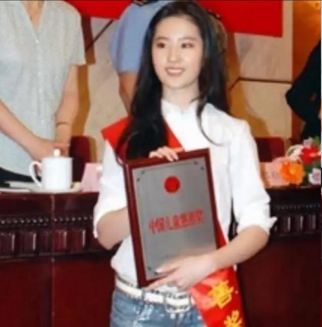 一场香港大火，让大家看清了38岁刘亦菲的"真面目"，赵立坚说对了