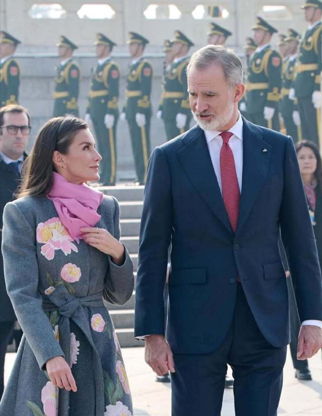 被西班牙王后惊艳了！4天6套Look，从成都美到北京