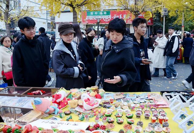 天小仙文创亮相天水黄金大道，为古城注入新活力