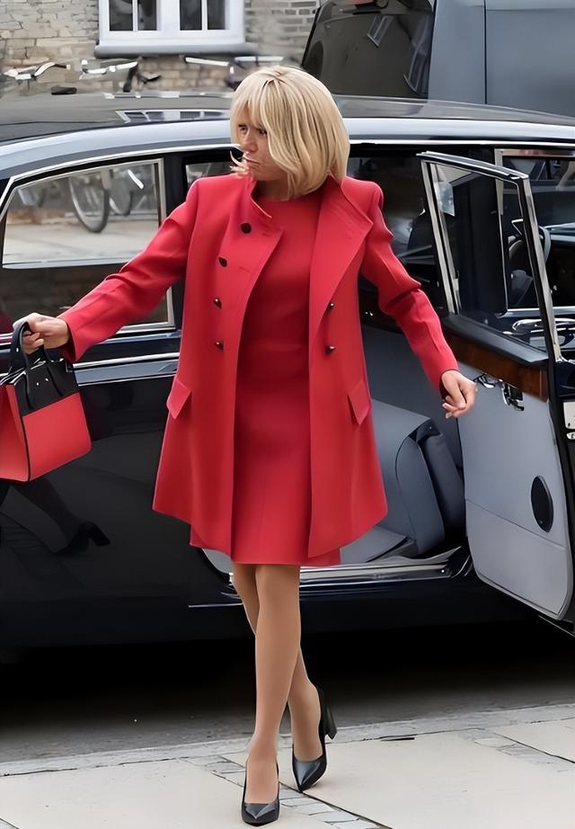 看到韩国第一夫人亮相北京才发现：女人冬天光腿穿大衣，真高级！