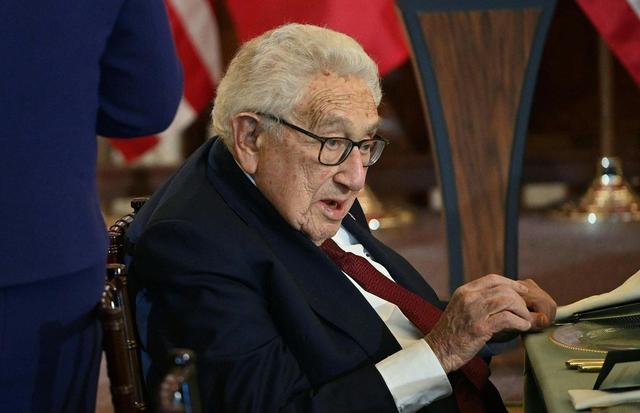 中美一旦开战，美军将全面轰炸中国？基辛格曾称：中美正走向悬崖