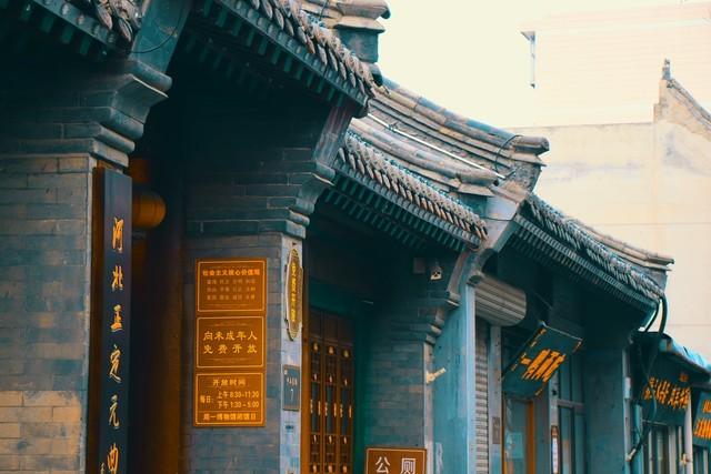 95年我替女老师搬家，不小心碰到她腰，她脸红：你故意的吧