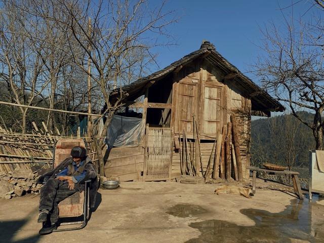 96年洪水冲垮了村子，我和女老师被困在山洞里，度过了三天三夜