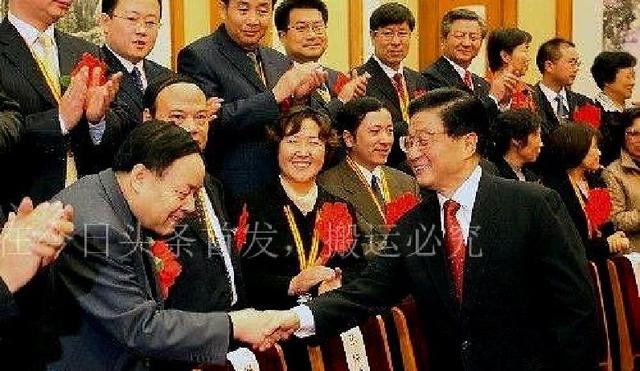 他曾任上海市委书记，主政上海40多年，官至正国级，享年69岁
