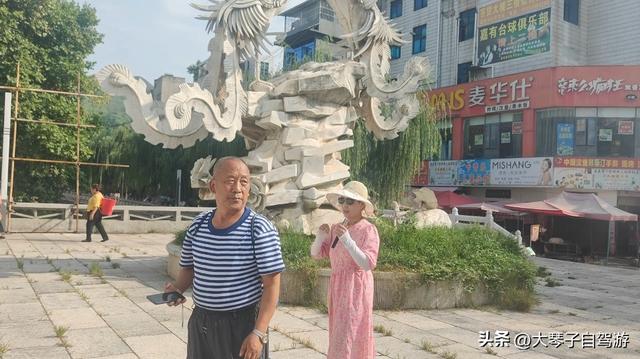 自驾路上的“假夫妻”：他扛行李她买水，背后藏着千万老人的孤独