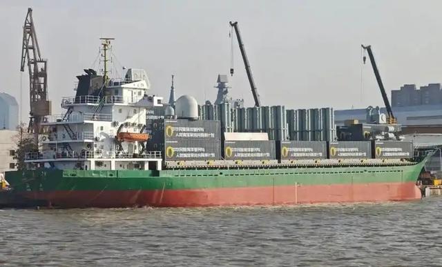 神秘货轮现身港口，集装箱布满导弹发射管，中国低成本武库舰？