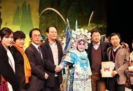 82 岁京剧叛徒归国遭痛骂：吃里扒外，37 年里是叛国还是逐梦？