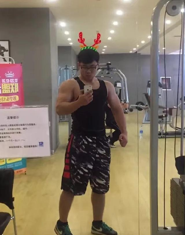 北京医生竟然是肌肉猛男！？脱下工作服之后，女网友纷纷求打针！