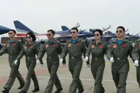 你知道为什么飞行员几乎全是军官吗？图片