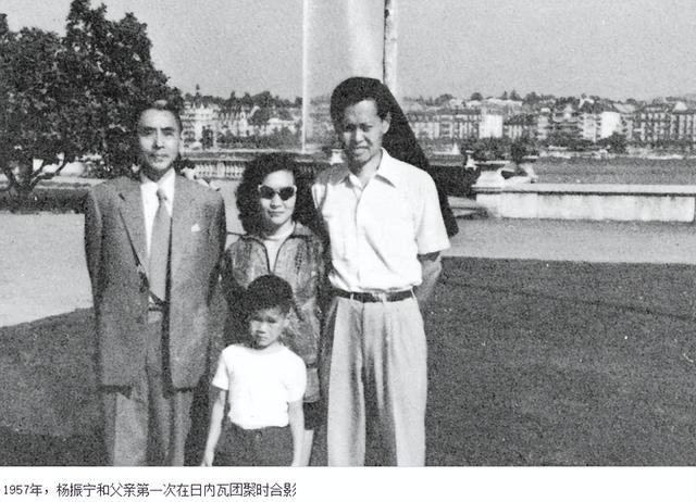 杨振宁葬礼：翁帆哭到眼通红，74岁长子缺席，孙辈抱遗像送行