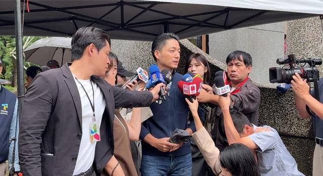 蒋万安再次亮明立场，坚持反对两岸统一，郑丽文也让大陆寒心了