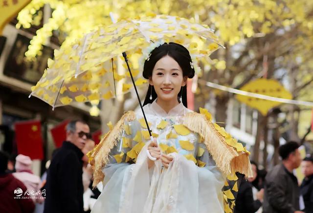 【图看黄金大道】金色长廊映秦州，天水“黄金大道”引客来！