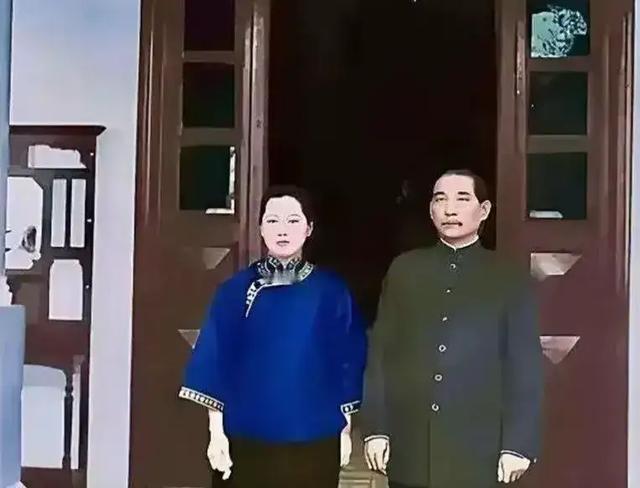 这是30岁的宋庆龄和丈夫孙中山的真实样子，可不是演员演出来的。