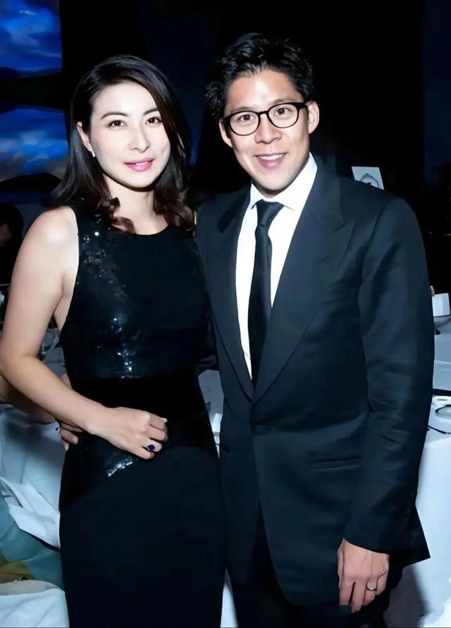 记者问霍启山为啥还不结婚，没想到他竟然这样回答，不愧是豪门