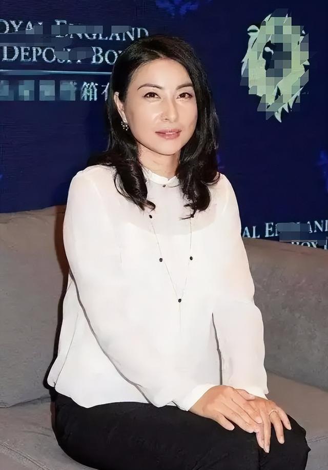 霍启刚高调官宣喜讯，揭开郭晶晶真实处境，原来9年前就有迹可循