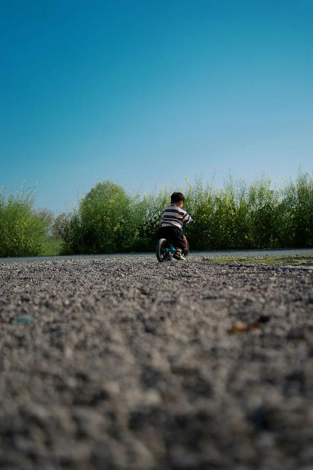 幼儿园【4岁女娃】连续3天无人来接，老师打开书包后，瞬间红了眼..……