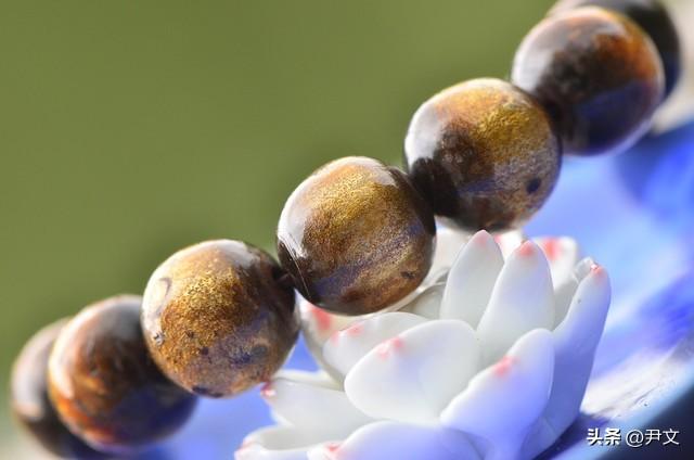 戴金丝海柳手串的人在偷偷变美