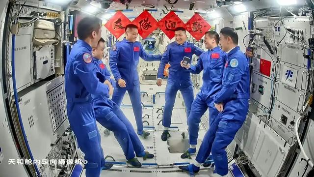 技不如人？神十九回家，中国航天员出舱抬着走，美国的却能走出来