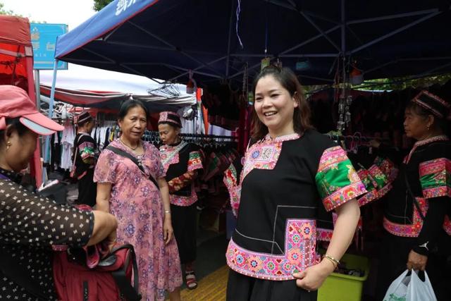 红河元阳14万游客泼热“水花经济”