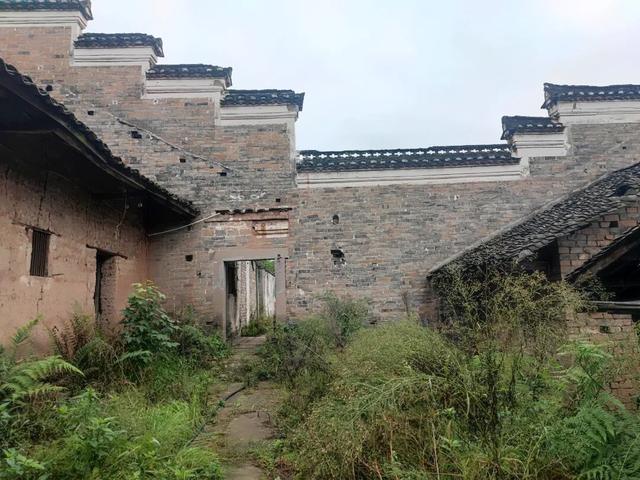 重庆江津山中发现一座荒废寺庙，无人看守，破败不堪