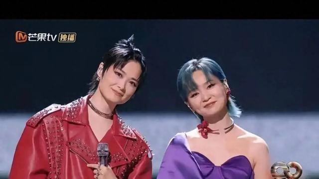 39岁何洁不忍直视，腋下勒出副乳肚子三层肉，要养4个娃操劳疲惫