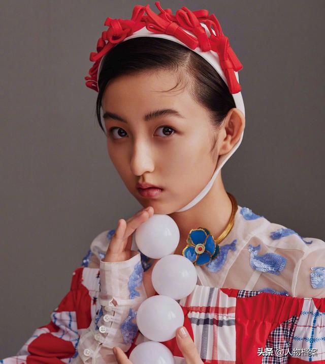 张子枫丝巾裹胸，曝浑身伤痕胸前、手臂都有，才懂成龙话的含金量