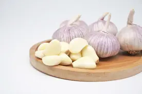 生吃大蒜好处多，特别是杀菌、防肿瘤？但这两类人最好别吃！图片