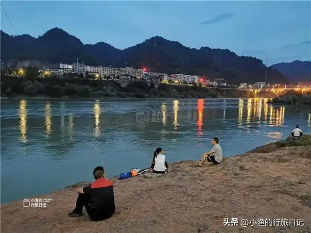 藏在秦巴腹地的陕南小城，汉江将它一分为二，沿江的石头全是红色